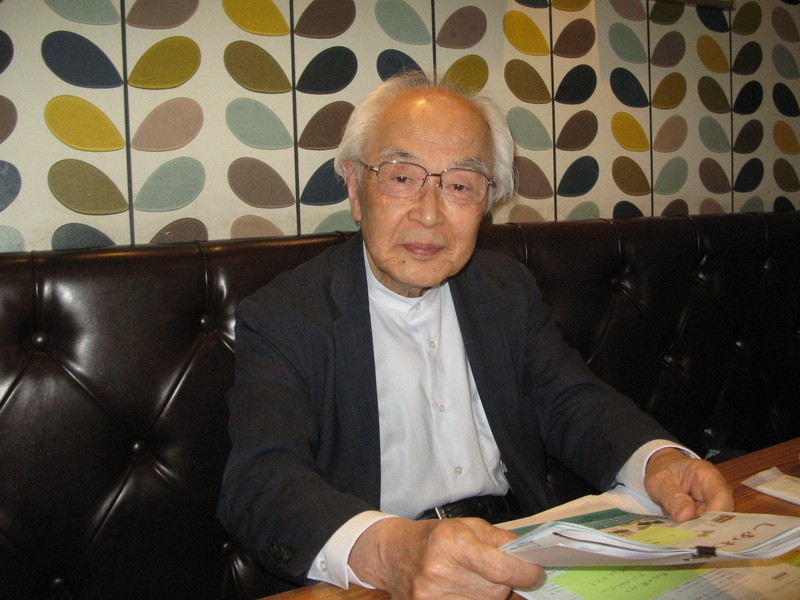 取材に応じる柳田邦男さん