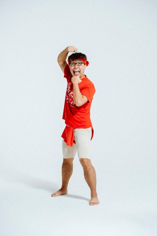 赤いTシャツとふんどしがトレードマークのせやろがいおじさん=SITY株式会社提供
