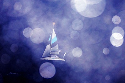 6月4日未明、日ノ御埼（和歌山県）と伊島（徳島県）を結んだゴール地点目がけ、暗い夜の太平洋を突き進む堀江謙一さんと「サントリーマーメイドⅢ号」。薄い霧としぶきに包まれ、時に船体を大きく傾けながらも風をつかんで疾走した＝和歌山県・紀伊半島沖付近で2022年6月4日、滝川大貴撮影