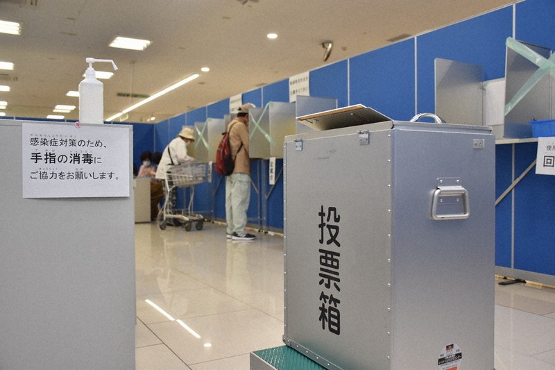 今回参院選から新たに開設された期日前投票所=和歌山市小雑賀のスーパーセンターオークワセントラルシティ和歌山店で2022年6月23日午前11時29分、橋本陵汰撮影