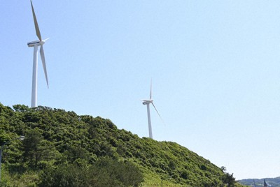 日本海沿いに建つキララトゥーリマキ風力発電所。手前の2号機は不具合で稼働していない＝島根県出雲市多伎町で2022年6月9日午後2時1分、目野創撮影