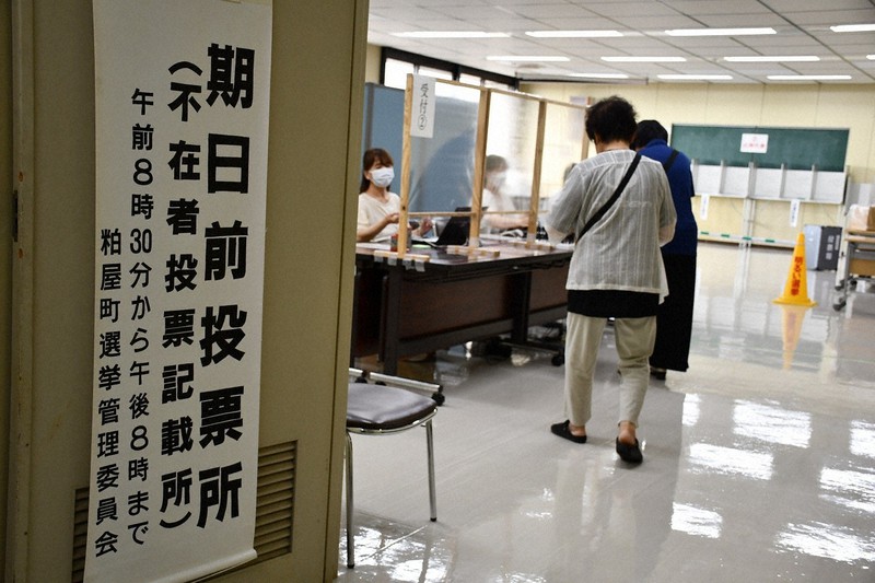 22日に公示された参院選の不在者投票記載所。投票用紙は選挙人名簿に登録されている自治体の選挙管理委員会に郵送される=福岡県粕屋町で2022年6月23日午後5時7分、城島勇人撮影