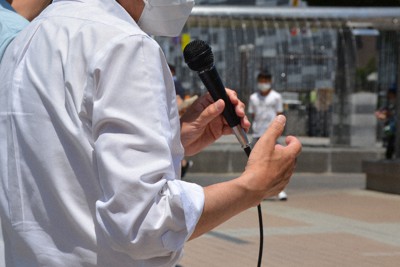 炎天下で有権者に支持を訴える立候補者の応援弁士＝富山市内で2022年6月25日午前10時54分、萱原健一撮影