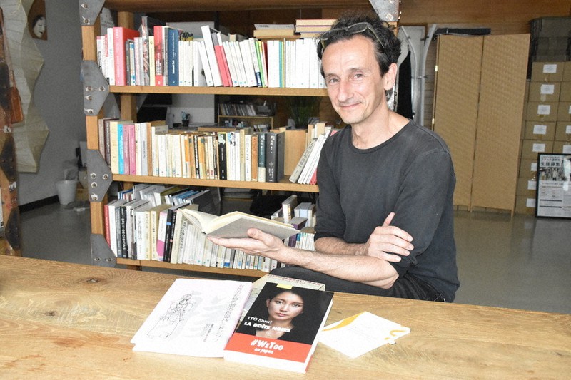 2019年に伊藤詩織さんの著書「Black　Box」をフランス語訳したエラリーさん。シモーヌ・ヴェイユなどフランスの哲学者らの書籍を愛読する＝高松市南新町で2022年6月10日午後4時22分、西本紗保美撮影