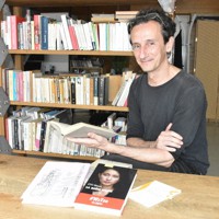 2019年に伊藤詩織さんの著書「Black　Box」をフランス語訳したエラリーさん。シモーヌ・ヴェイユなどフランスの哲学者らの書籍を愛読する＝高松市南新町で2022年6月10日午後4時22分、西本紗保美撮影