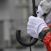 悪天候の中、演説をする候補者