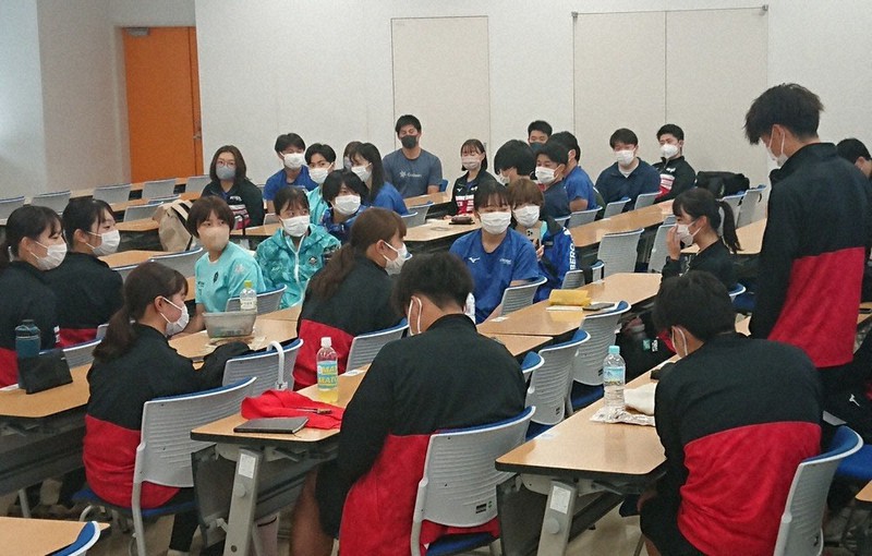 ミーティングでSDGsの取り組みについて意見を交わす日体大スキー部のメンバーたち=東京都世田谷区で5月、角田直哉撮影