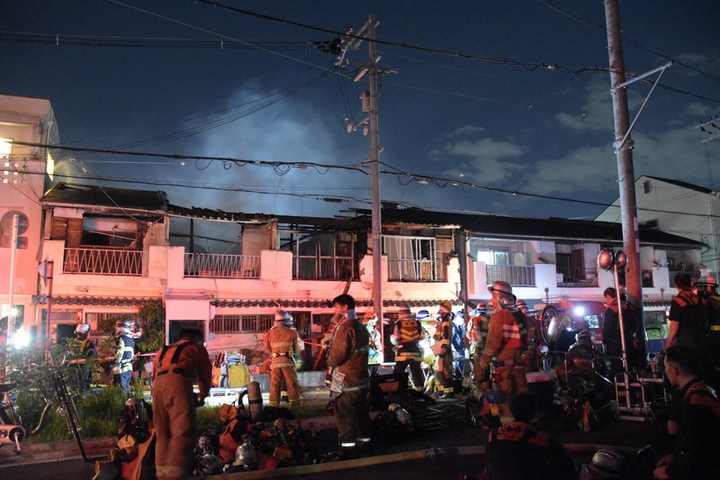 木造2階建て民家が燃えた火災=大阪市住吉区長居西1で2022年6月26日午後9時38分、横見知佳撮影