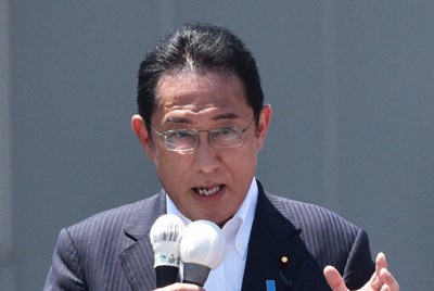 街宣車の壇上で力強く支持を訴える岸田文雄首相＝甲府市で2022年6月25日、山本悟撮影