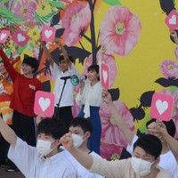 県選挙管理委員会のイベントで、参院選での投票を呼びかけるインフルエンサー、ひかりんちょさん（中央）と若者たち＝静岡市葵区で2022年6月25日、松浦吉剛撮影