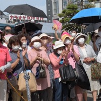 街頭演説を聞く有権者ら＝名古屋市内で2022年6月25日午後2時35分、酒井志帆撮影