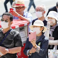 1人区の参院青森選挙区で、候補者の演説を聴く有権者ら＝青森市で2022年6月22日午前9時27分、吉田航太撮影