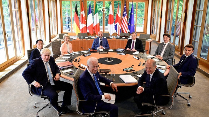 開幕したG7サミットに出席した岸田文雄首相(奥左端)と各国首脳=ドイツ南部エルマウで26日、ロイター