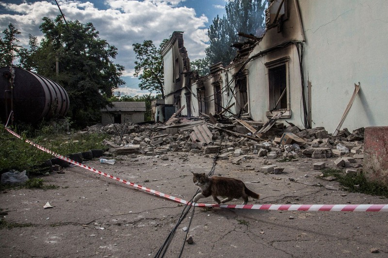 ロシアの攻撃によって破壊された建物=ウクライナ東部ルガンスク地方リシチャンスク市で2022年6月17日、ロイター