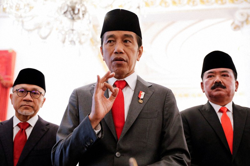 インドネシアのジョコ大統領(中央)=ジャカルタで2022年6月15日、ロイター