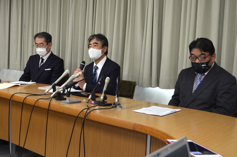 記者会見でUSBメモリー紛失の経緯や原因などを説明する「BIPROGY(ビプロジー)」の幹部ら=兵庫県尼崎市の尼崎市役所で2022年6月24日午後3時49分、亀田早苗撮影