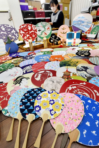 花柄の透かし、野菜の形…「京うちわ」いかが？ 生産最盛期 | 毎日新聞