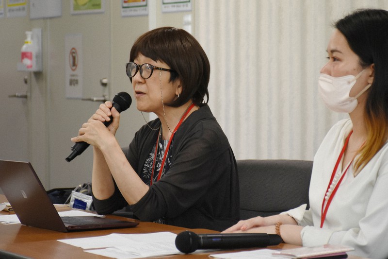 人工中絶時の配偶者同意の撤廃を求め記者会見する塚原久美さん(左)ら=東京都千代田区で2022年6月27日午後5時5分、小鍜冶孝志撮影