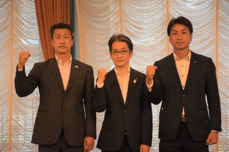 山本剛史副市長(中央)に都市対抗出場を報告したNTT西日本の河本泰浩監督(右)と大阪ガスの前田孝介監督=大阪市北区中之島1の大阪市役所で、横見知佳撮影