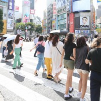 多くの若者が行き交うスクランブル交差点＝東京都渋谷区で2022年6月24日、三浦研吾撮影