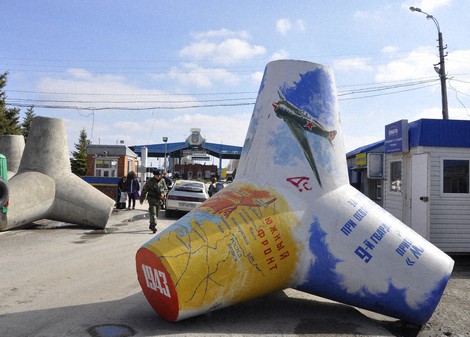 陸続きという恐怖 国境で見た奇妙なもの 悩めるロシアの隣国たち