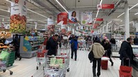 買い物客でにぎわうロシア・モスクワ市内の外資系スーパーマーケット＝2022年3月、ジェトロ・モスクワ事務所撮影