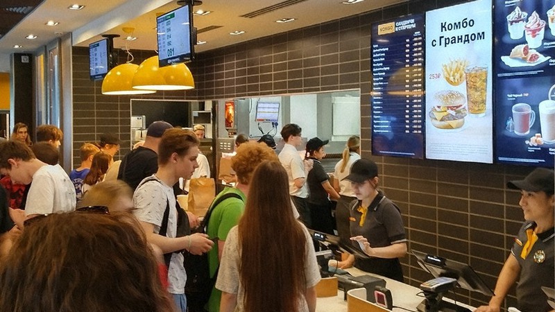 米マクドナルド撤退後、ロシア資本で営業を再開したハンバーガーショップ＝ロシア・モスクワ市内で2022年6月、ジェトロ・モスクワ事務所撮影