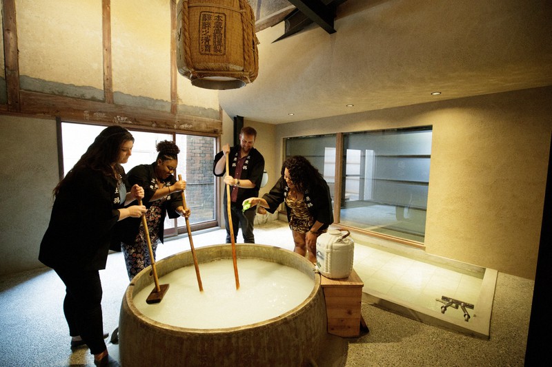 酒造りをイメージしながら入浴剤をかき混ぜる