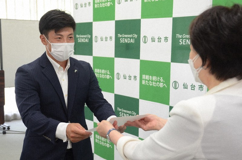 仙台市の郡和子市長(右)から都市対抗野球大会の推薦状を受け取るJR東日本東北の大保優真主将=同市役所で2022年6月28日、土江洋範撮影