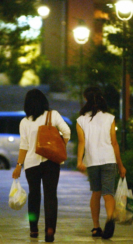 母と娘=宮本明登撮影(本文とは関係ありません)