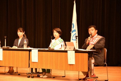 公開討論会に参加した（右から）芳野正英氏、山本佐知子氏、堀江珠恵氏＝三重県松阪市川井町で2022年6月27日、朝比奈由佳撮影