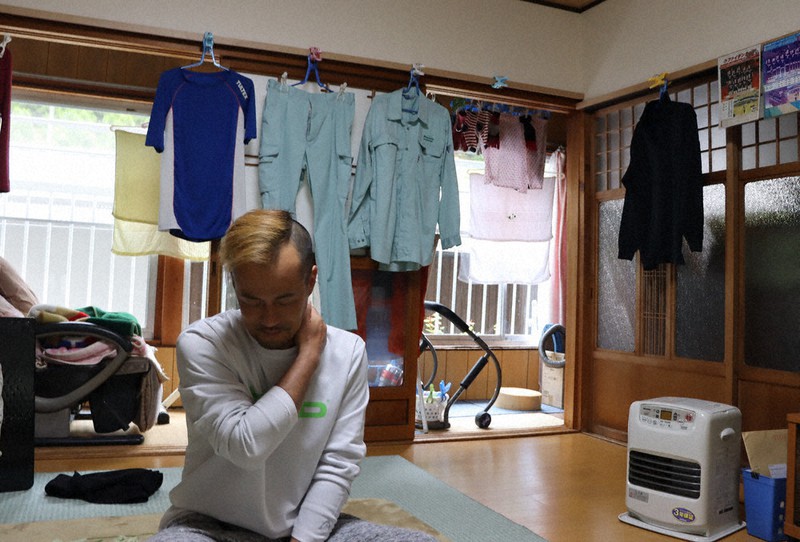 生まれ育った村の将来を心配する南谷公彦さん=奈良県野迫川村で、川畑岳志撮影