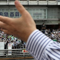 候補者らの演説を聴く有権者ら＝東京都新宿区で22日、小出洋平撮影