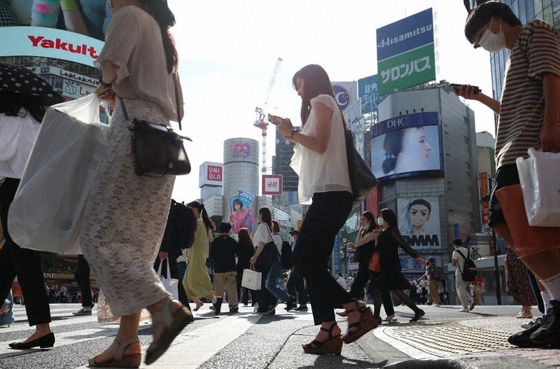 多くの若者が行き交うスクランブル交差点=東京都渋谷区で24日、三浦研吾撮影