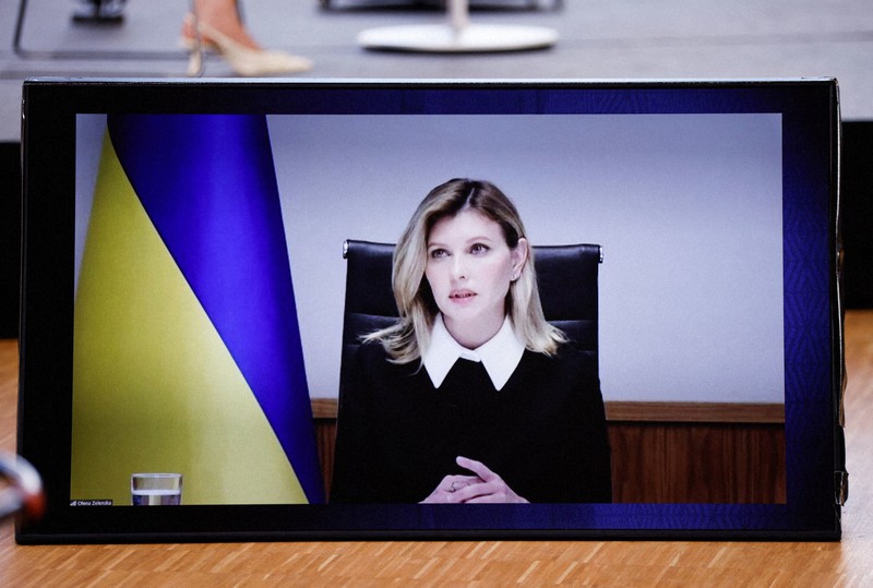 ブリュッセルで開かれた「紛争における女性」をテーマにした会合で、オンライン演説するウクライナのゼレンスキー大統領の妻オレナさん=2022年6月9日、ロイター