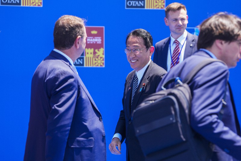 NATO首脳会議の会場に到着した岸田首相(中央)=スペイン・マドリードで29日、AP