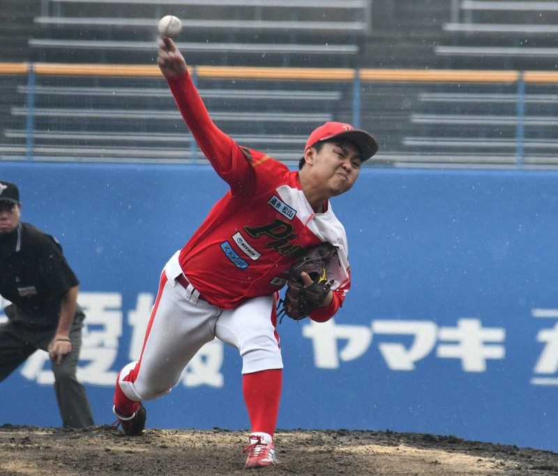 都市対抗野球四国2次予選で力投する松山フェニックスの先発・亀岡優樹=松山市の坊っちゃんスタジアムで2022年6月11日午後0時2分、伝田賢史撮影