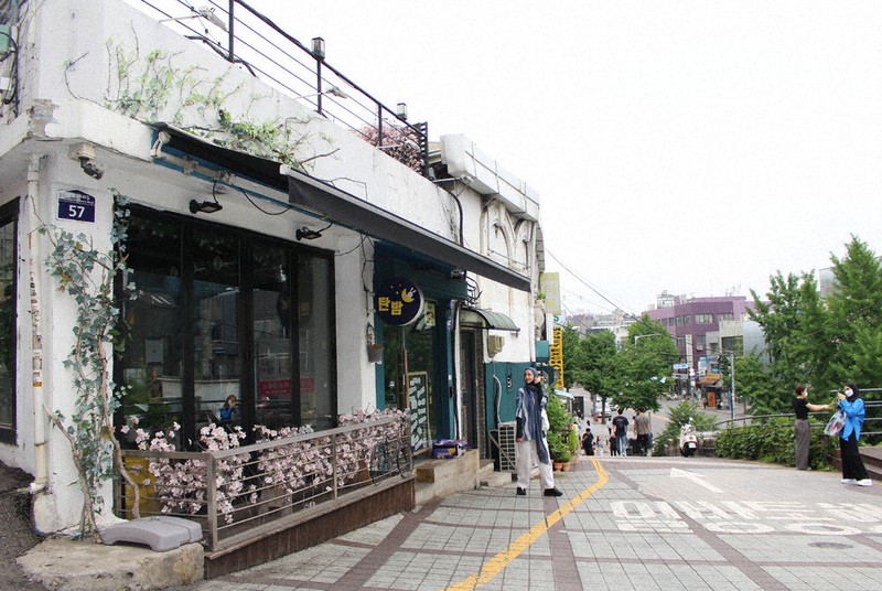 ロケ地前で写真を撮る観光客。主人公セロイが営んでいた店がそのまま残されている=韓国・ソウルでロケ地前で2022年6月18日午後1時26分、国本愛撮影