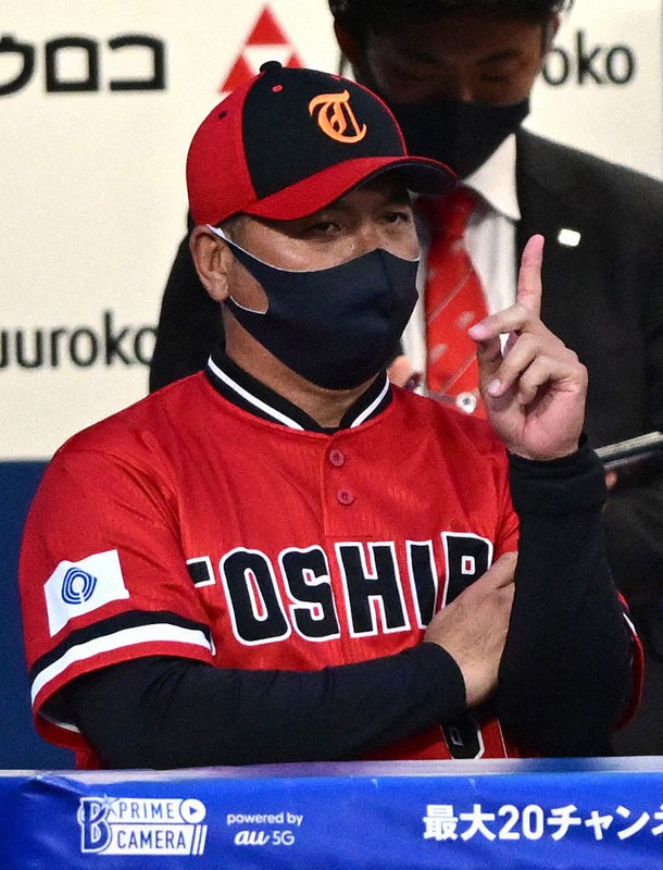 都市対抗野球西関東2次予選の三菱重工East戦で指示を出す東芝の平馬淳監督=横浜スタジアムで2022年6月8日、前田梨里子撮影