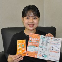 兵庫県選管とタイアップして作製したパンフレットと投票済証をPRするNYNJの足立あゆみさん＝神戸市中央区で、関谷徳撮影