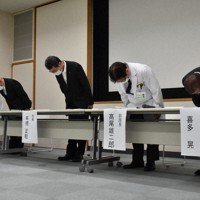 医療事故の経緯を説明して謝罪する牟礼正稔市長(中央)ら＝兵庫県赤穂市中広の赤穂市民病院で2022年6月28日、喜田奈那撮影