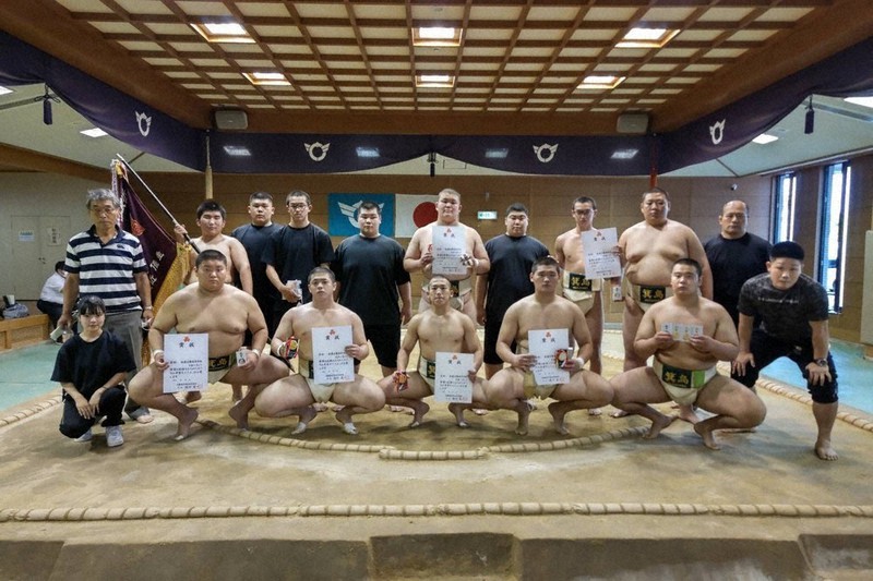 団体戦4連覇を果たした箕島高相撲部員ら=同部提供