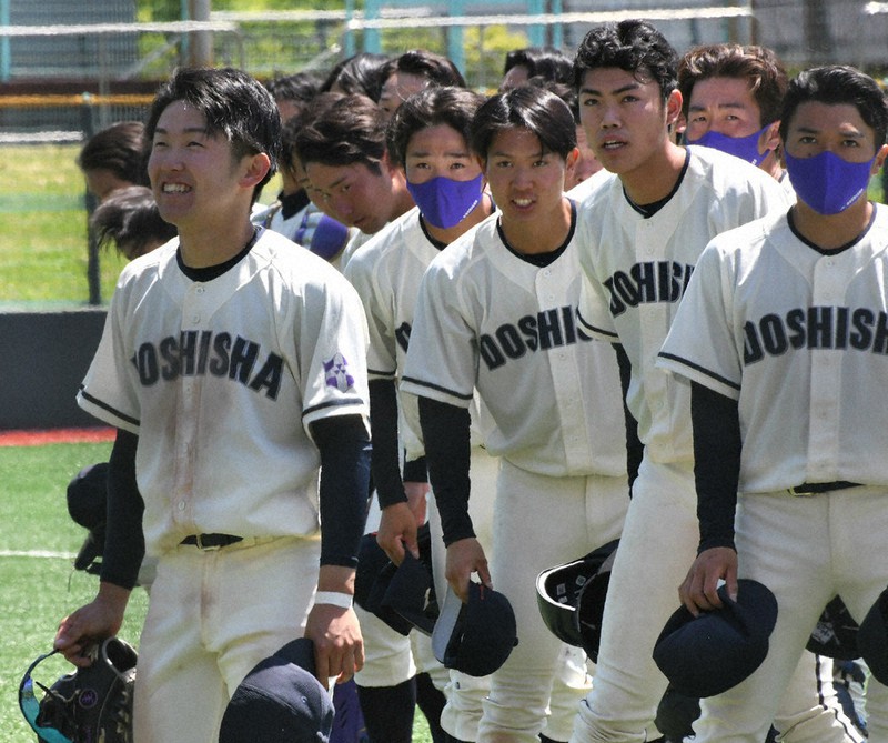 近畿大3回戦で勝利し、スタンドに笑顔であいさつをする同志社大の青地斗舞主将(左端)=大阪市の南港中央野球場で2022年5月7日午後1時9分、石川裕士撮影
