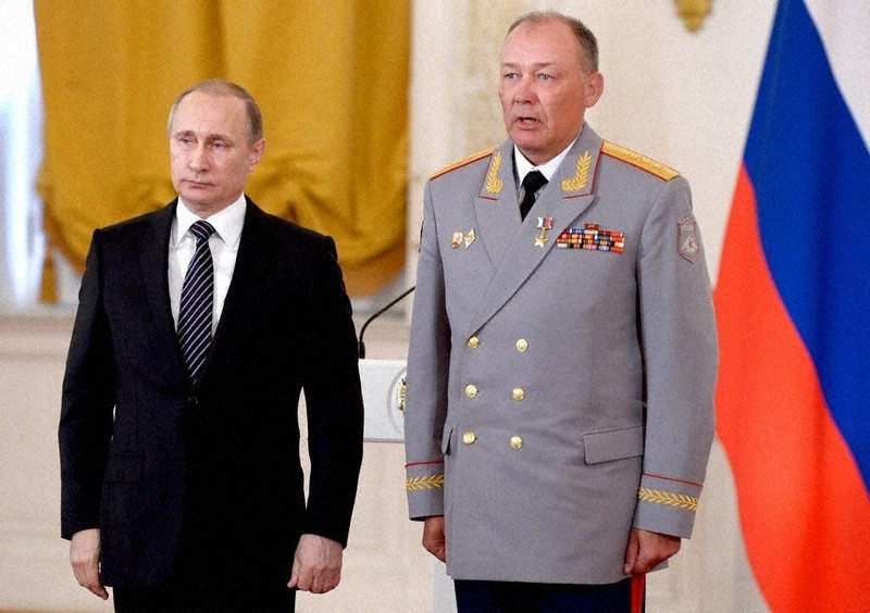 ドボルニコフ氏(右)とプーチン大統領=2016年3月17日、AP