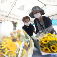 宮森小に米軍ジェット機が墜落した事故から63年を迎え、慰霊祭で献花する参列者＝沖縄県うるま市で2022年6月30日午前10時7分、喜屋武真之介撮影