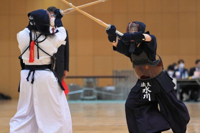 女子決勝で鹿屋体大の妹尾を攻める、優勝した法大の水川（右）＝墨田区総合体育館で2021年12月4日、手塚耕一郎撮影