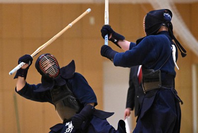 男子決勝で鹿屋体大の木村の攻めを片手でかわす、筑波大の黒川（左）＝東京・墨田区総合体育館で2021年12月4日、手塚耕一郎撮影