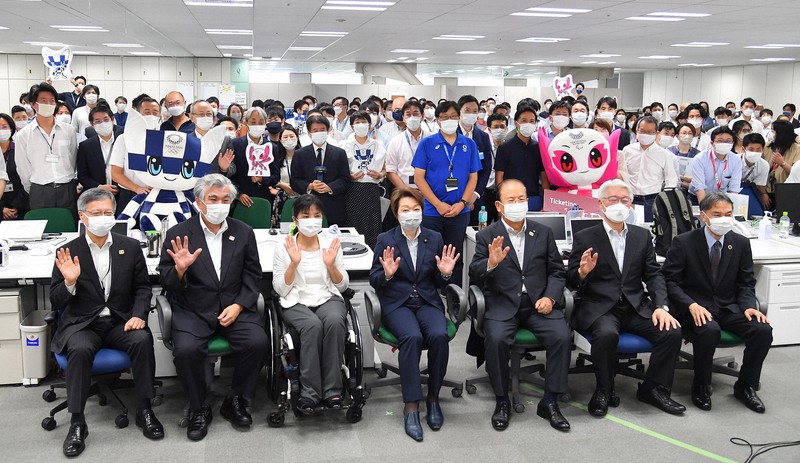 東京オリンピック・パラリンピック組織委員会の解散にあたり記念撮影する、橋本聖子会長(前列左から4人目)と武藤敏郎事務総長(同5人目)ら=東京都庁で2022年6月30日午前11時半(代表撮影)