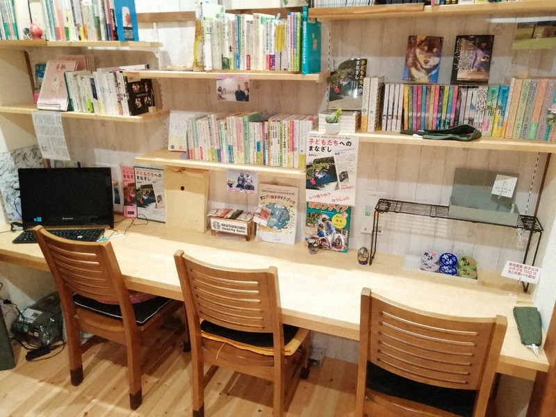 自宅をリノベーションして開設した居場所「みんなの家むすびめ」の自習スペース=筆者提供