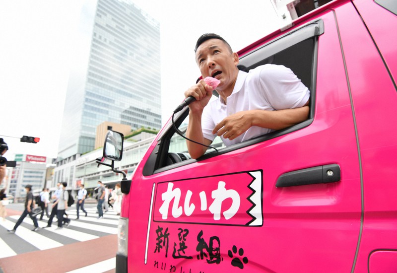 参院選が公示され街頭で支持を訴えるれいわ・山本太郎代表=東京都新宿区で2022年6月22日、宮間俊樹撮影